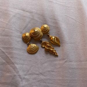 Gold brooch